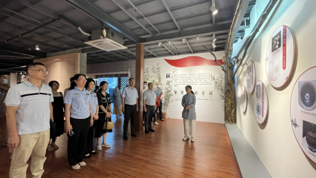 参观六堡茶文化展示馆.png